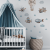Simulare foto camera de bebe cu perete lipit cu autocolante cu avionase, balon cu aer cald, norisori, dirijabil, animale
