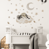 Decor de camera de bebelas cu patut, perete aranjat cu autocolant bursucel dormind