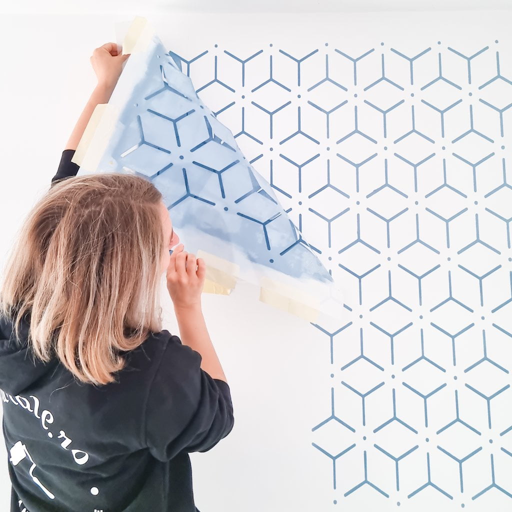 îndepartare sablon decorativ de mari dimensiuni linii geometrice