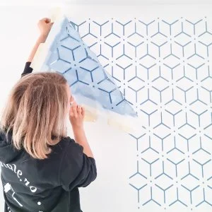 îndepartare sablon decorativ de mari dimensiuni linii geometrice